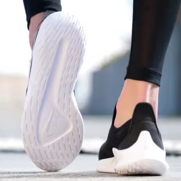 Nike Viale  Black and White Slip-On Sneakers Womens Size 11 - Picture 2 of 9